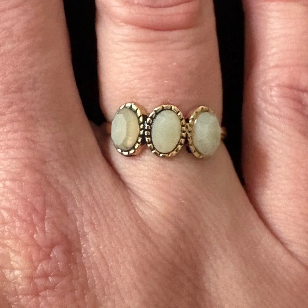 Gold Tone Three Stone Oval Faux Moonstone Ring Scalloped‎ Bezel Size 6.5